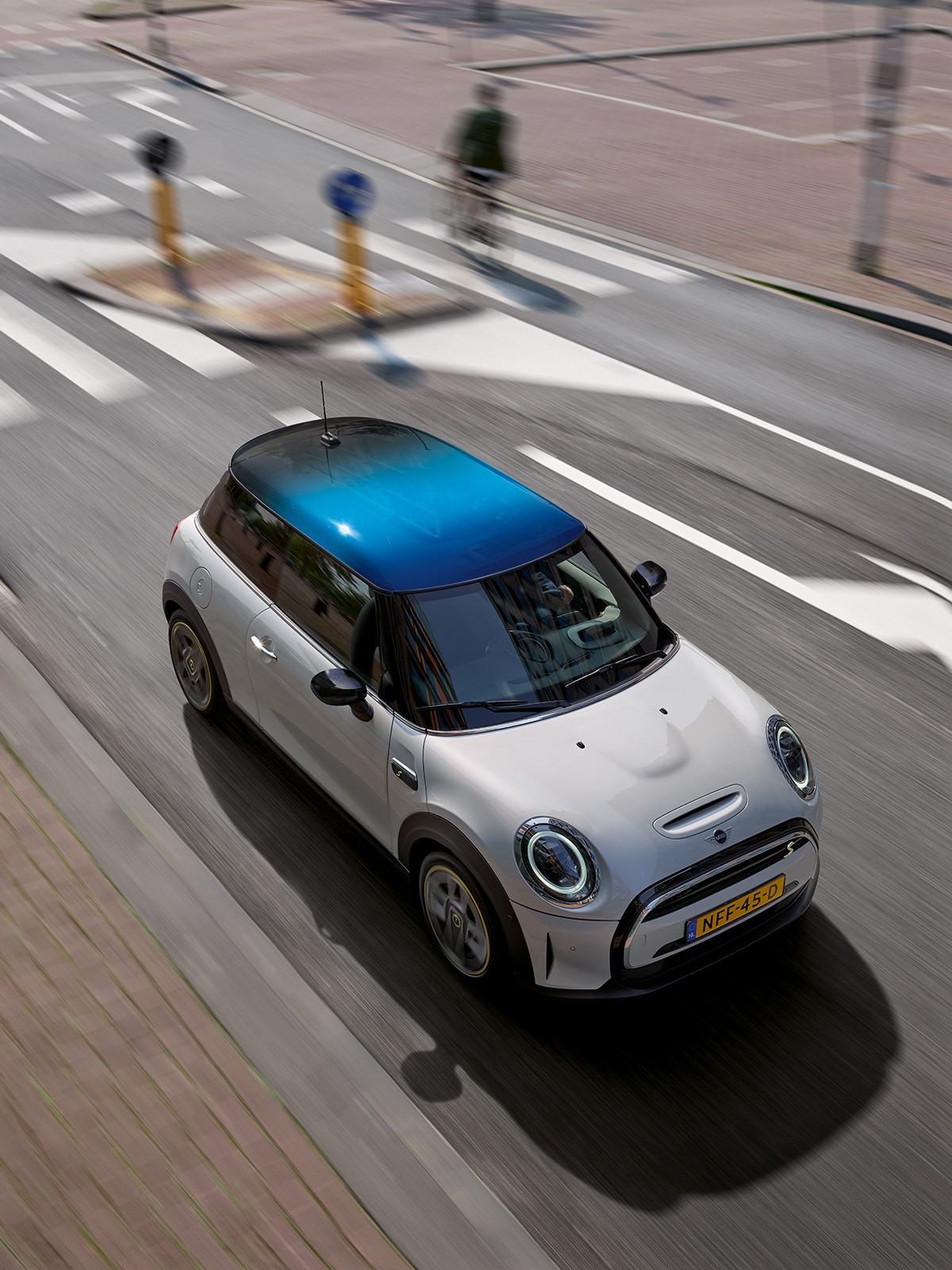 MINI Electric – silver and black – side view